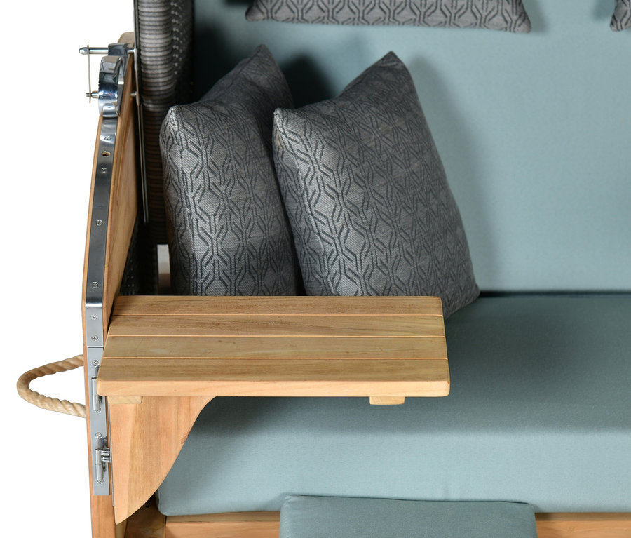 Detailaufnahme eines deVries Teak-Strandkorbs, 2-Sitzer mit Holzablage und grauen Kissen.
