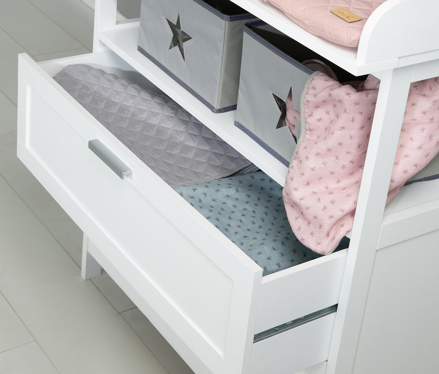 Detailaufnahme einer weißen roba Wickelkommode »Hamburg« mit Wickelansatz, offener Schublade und Aufbewahrungsboxen.