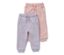Zwei Baby-Sweathosen: eine helllila und eine rosa mit weißen Punkten.