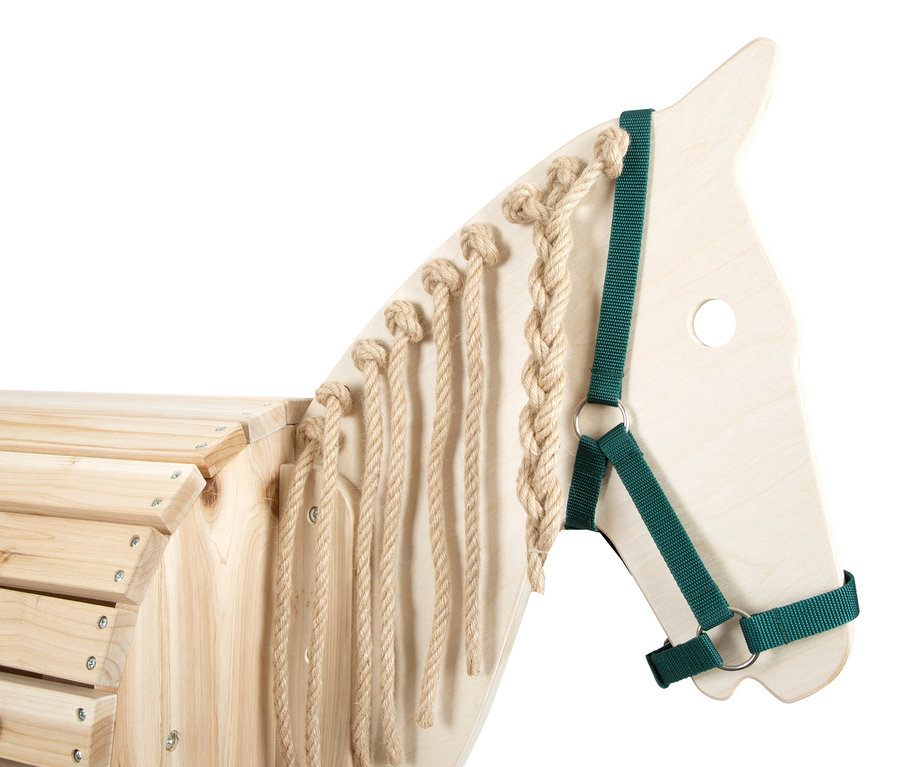 Detailansicht eines naturalfarbenen small foot Holzpferds mit Seilmähne und grüner Trense.