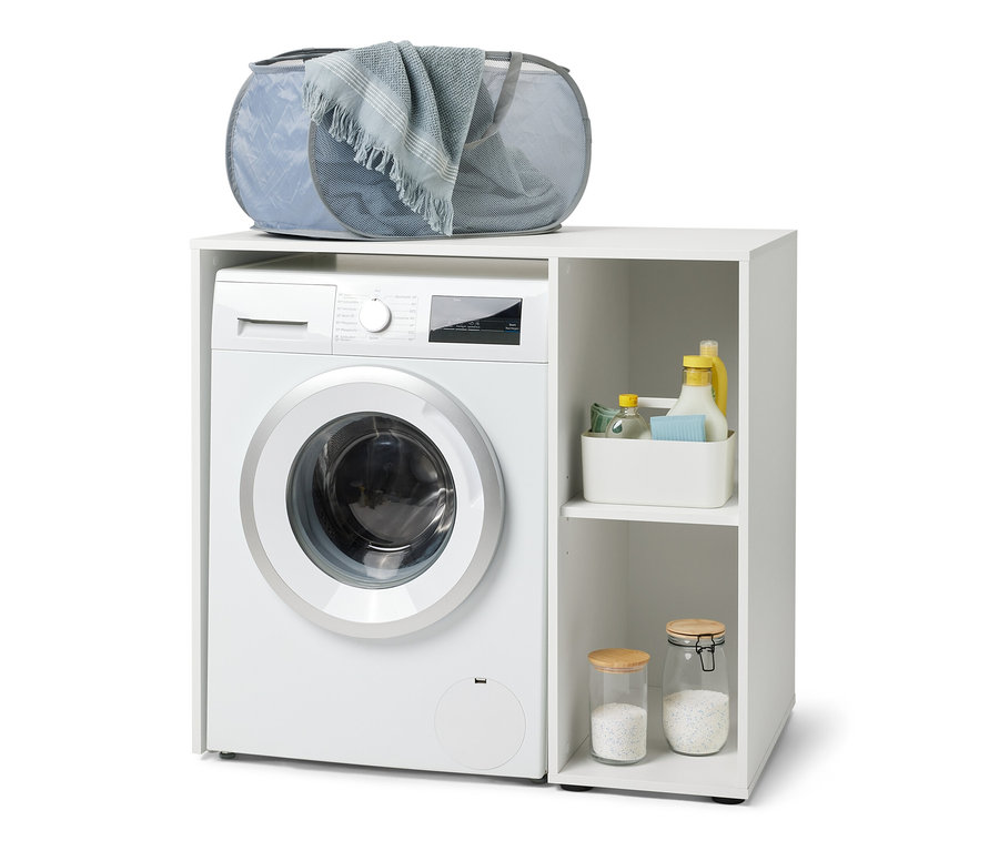 Eine weisse Waschmaschine steht unter einem weissen Waschmaschinenregal mit seitlichem Stauraum. Auf dem Regal liegt ein grauer Wäschekorb.