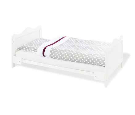 Weißes Kinderbett mit grau-weiß gepunkteter Bettwäsche. Zu sehen ist das 3-teilige Pinolino Set »Florentina« extrabreit.