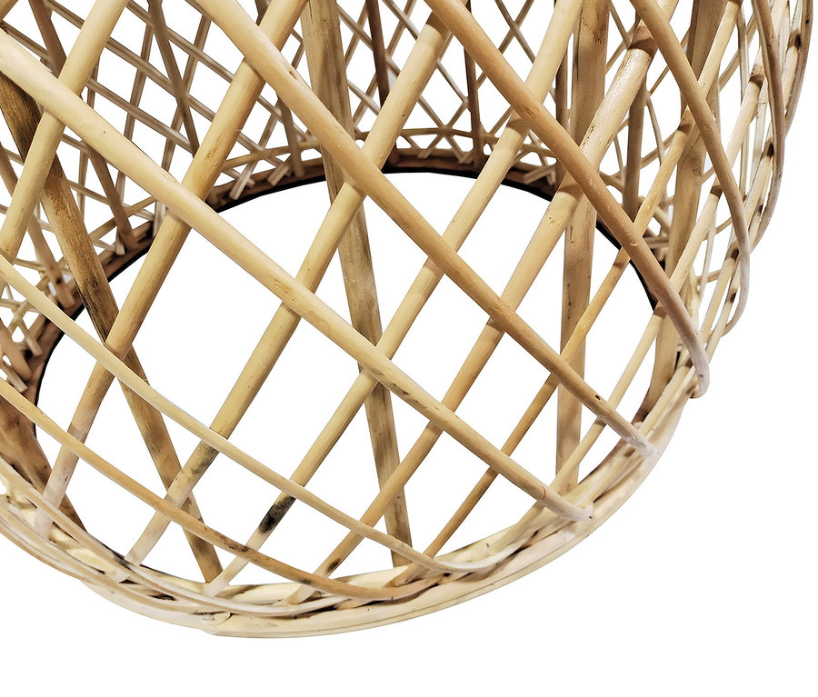 Nahaufnahme eines Lampenschirms aus hellem Rattan, Kayoom Tisch »Massa«.