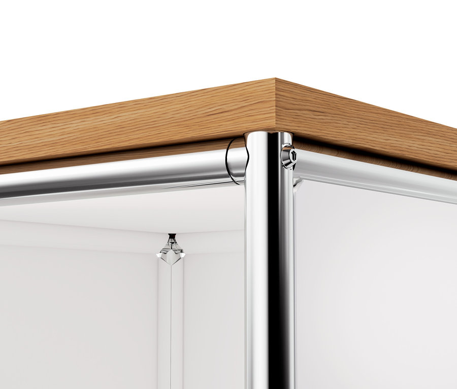 Detail einer schmalen, weißen Metallkommode »CN3« mit Holzplatte und Metallbeinen.