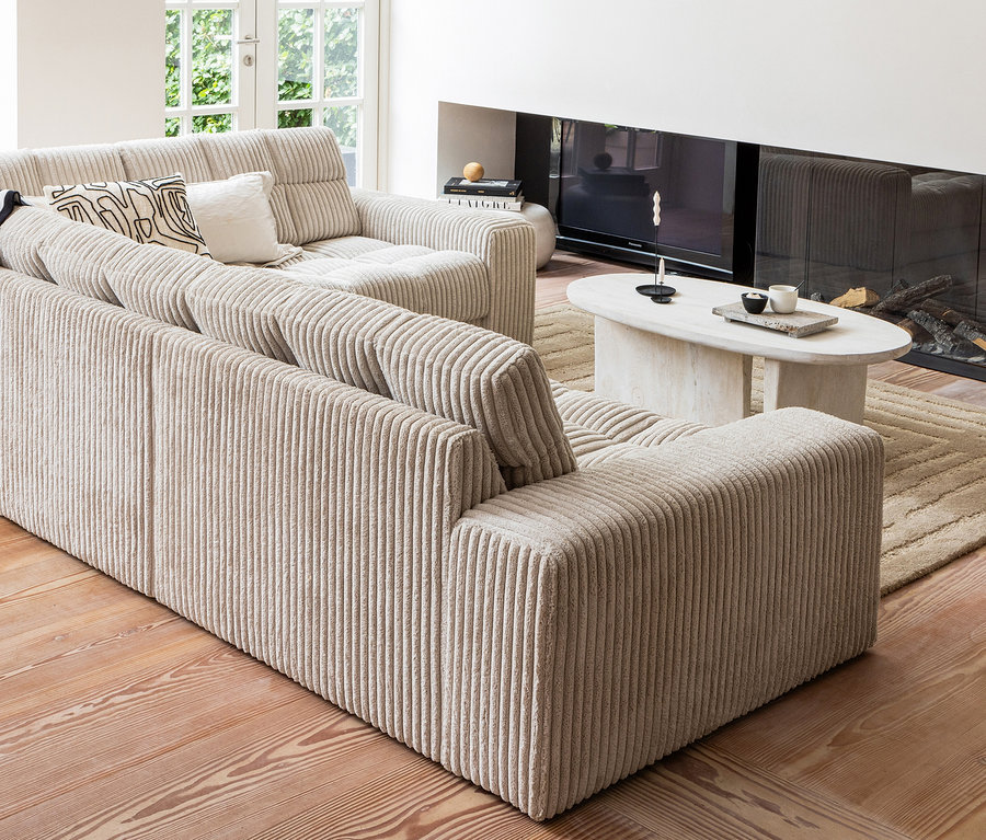 Wohnzimmer mit beigen Sesseln und beigem Woood Teppich »Alicia«.