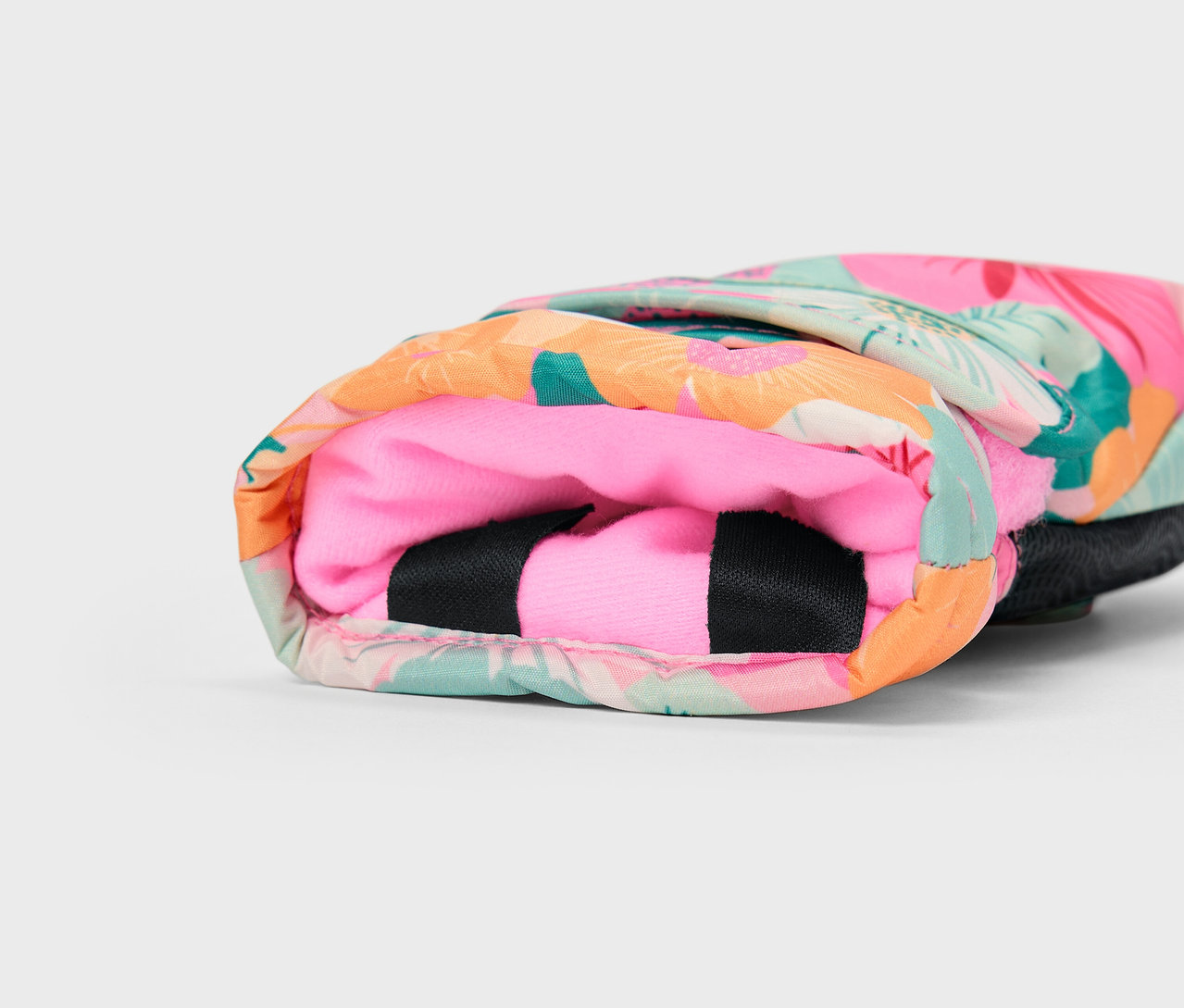 Detail einer farbenfrohen Hülle mit tropischem Muster und pinkfarbenem Innenfutter.