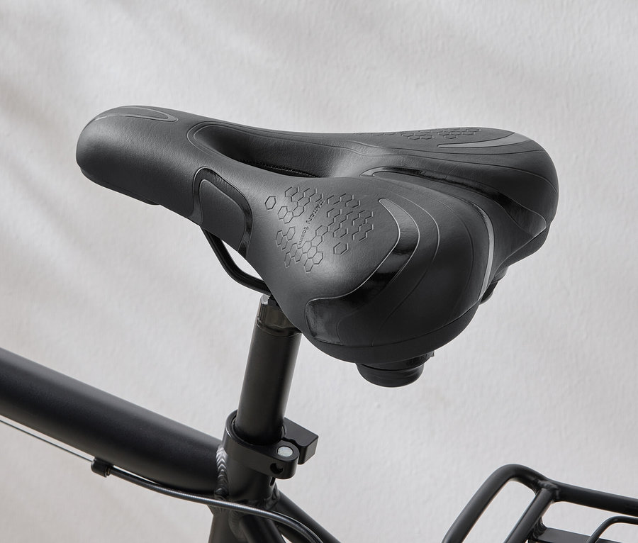 Nahaufnahme eines schwarzen Fahrradsattels mit einem Muster aus Sechsecken auf dem Sitz.