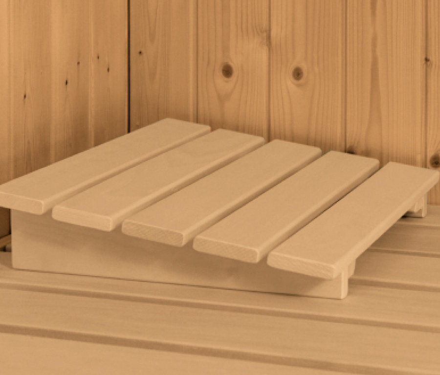 Eine hölzerne Karibu Sauna »Ayla«, Eckausführung, befindet sich in einer Sauna mit Holzverkleidung.