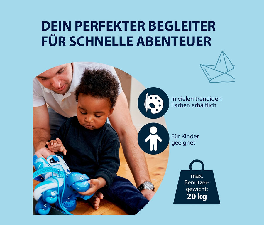 Mann schaut Kleinkind zu, wie es mit blauen HUDORA My First Quad Rollschuhen spielt.