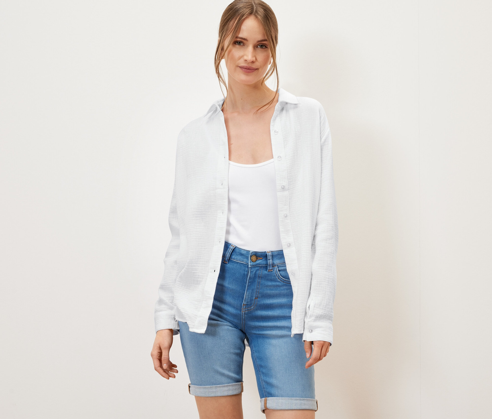 Frau trägt eine weiße Musselin-Bluse.