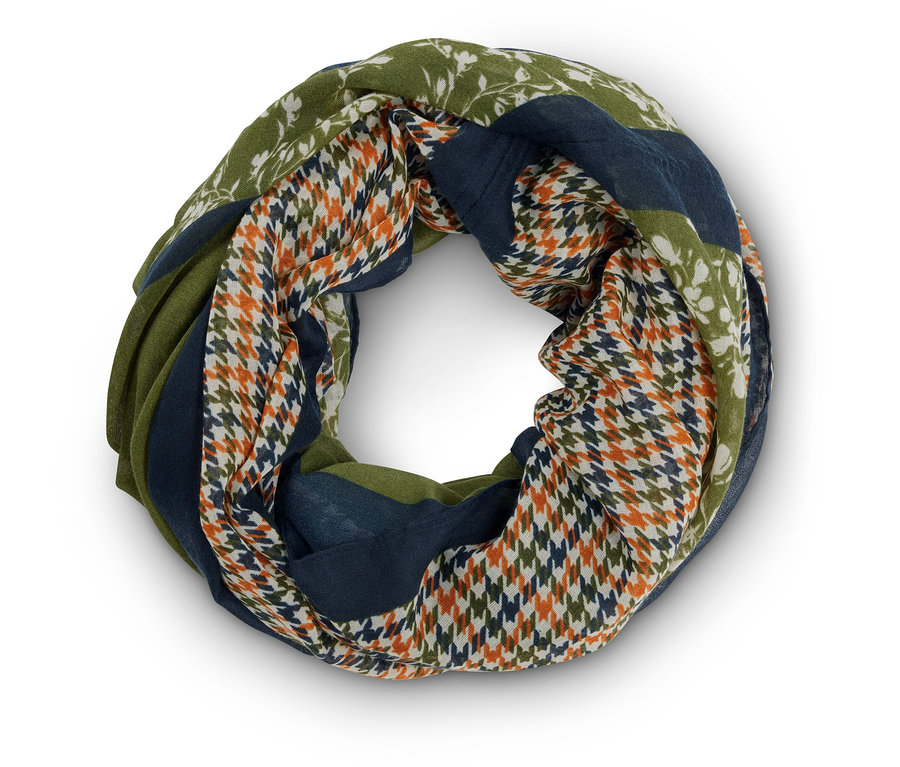 Nahaufnahme eines Loop-Schals mit verschiedenen Mustern, darunter Blumenmuster, Hahnentrittmuster und Farbblöcke in Grün- und Blautönen.