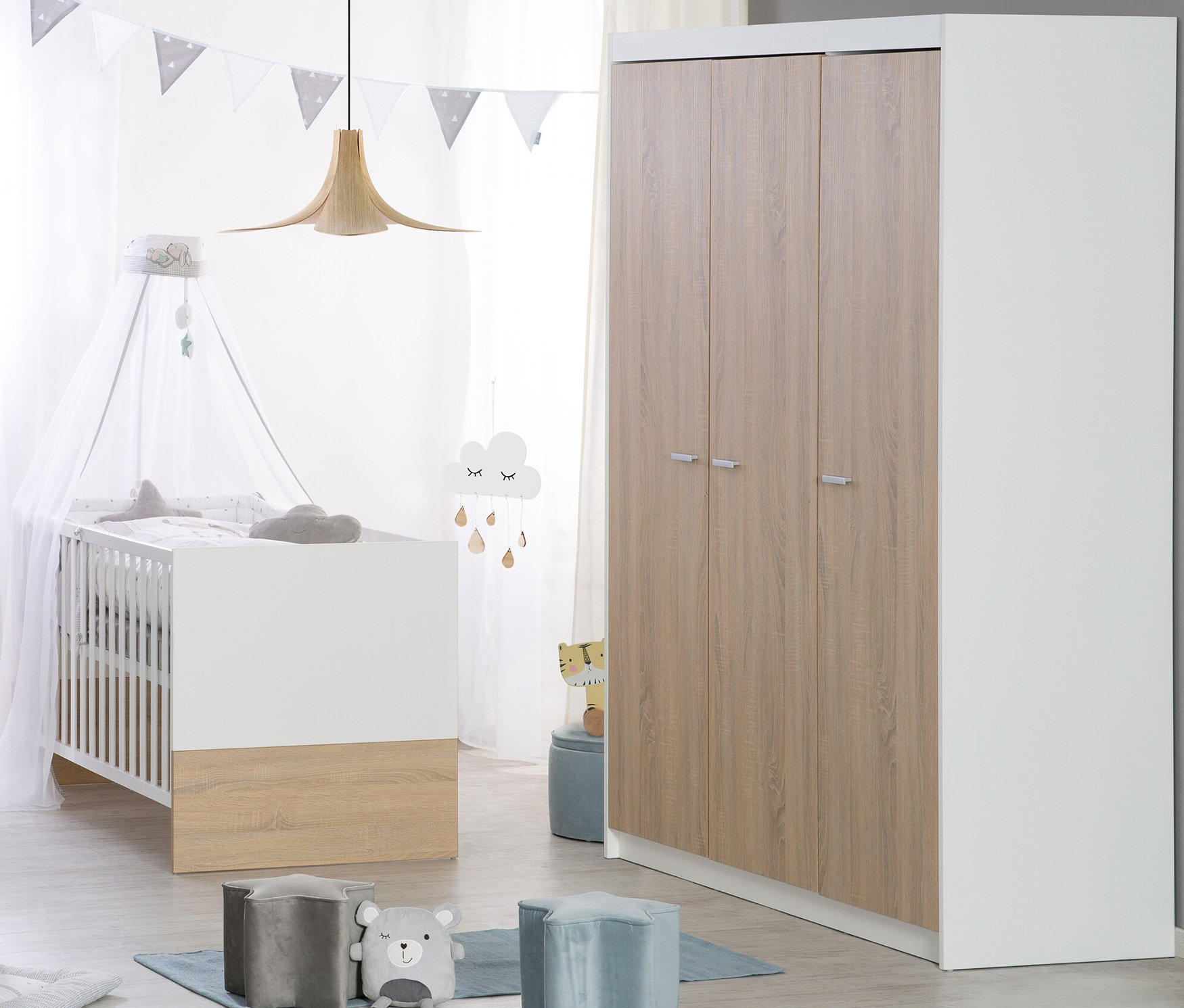 Kinderzimmer mit weißem Kinderbett, Baldachin und roba »Gabriella« 3-türigem Kleiderschrank.