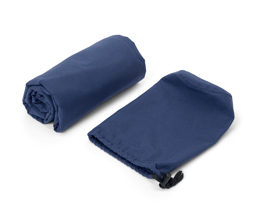 Ein zusammengerolltes Schlafsack-Inlay und die dazugehörige Hülle.