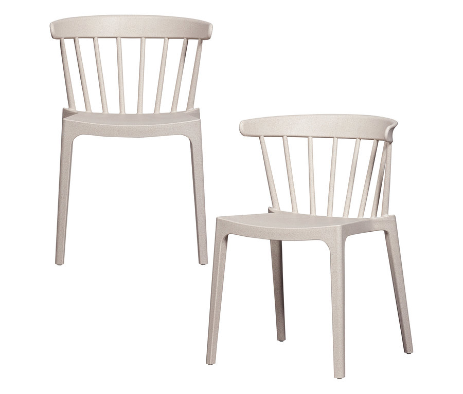 Zwei sandfarbene Stühle mit Sprossenlehne stehen auf einem weißen Hintergrund.