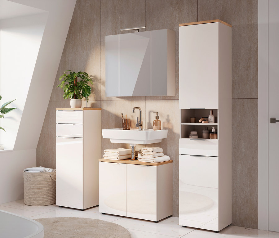 Ein Badezimmer mit einem Waschbecken, einem Spiegelschrank und zwei Hochschränken.