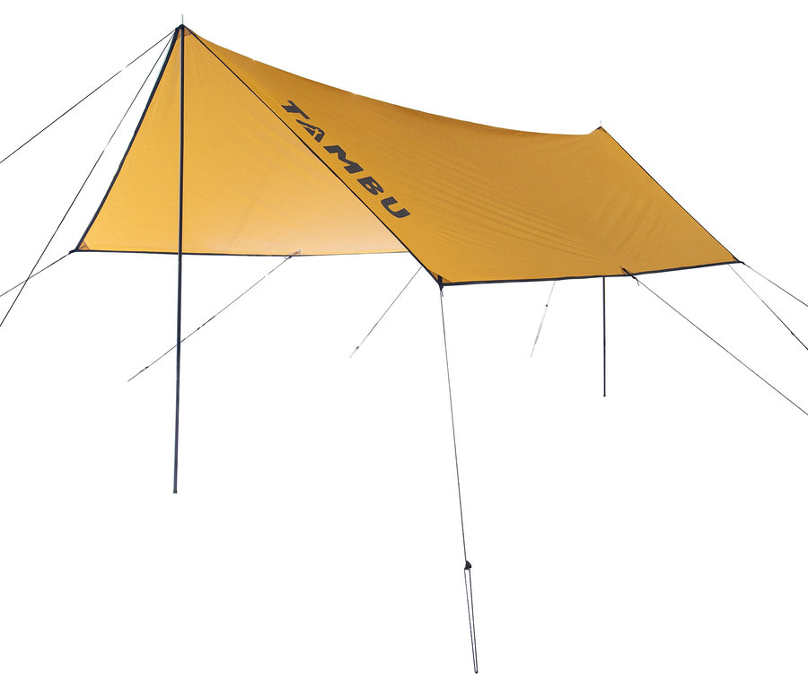 Gelbes Tambu »PALA« Tarp/Sonnensegel ist mit Seilen und Stangen aufgespannt.