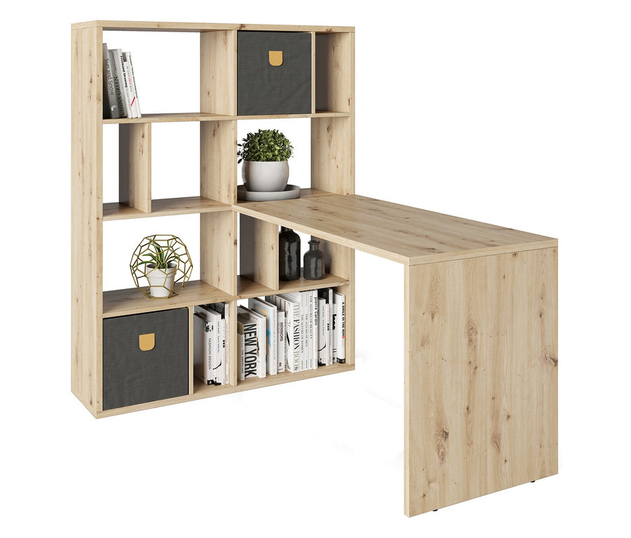 Ein heller Holzschreibtisch mit Regalen, Büchern, Pflanzen und Aufbewahrungsboxen.