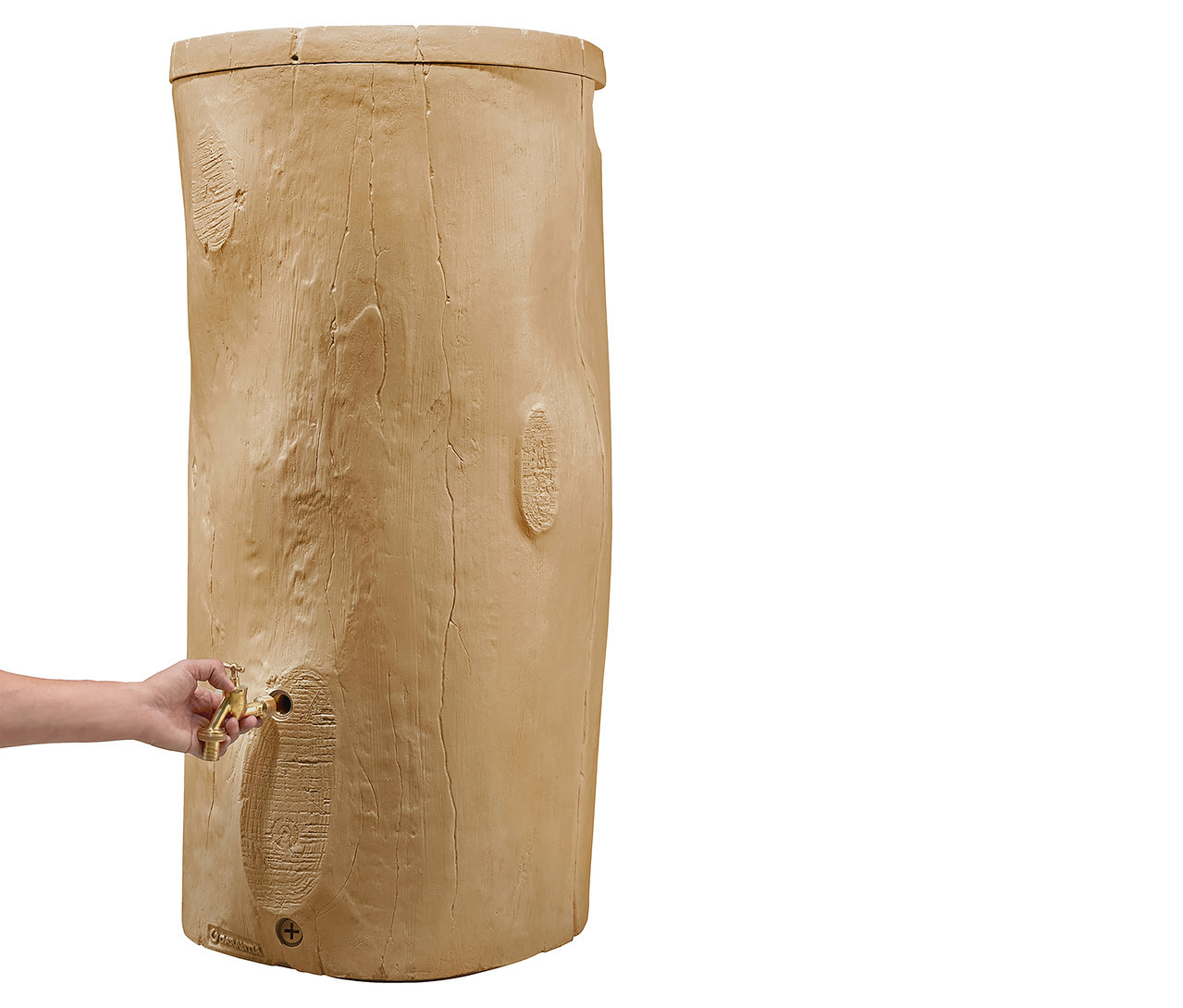 Hand betätigt Wasserhahn an einem hellbraunen Regenwassertank in Baumstammoptik.