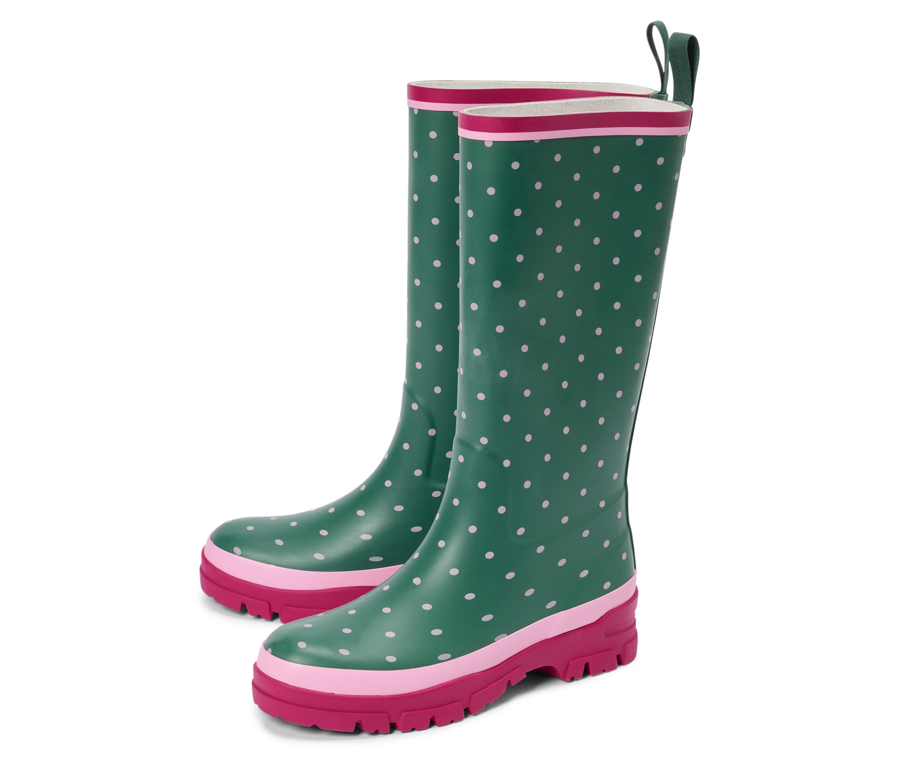 Zwei grüne Gummistiefel mit rosa Punkten stehen auf einem weißen Hintergrund.
