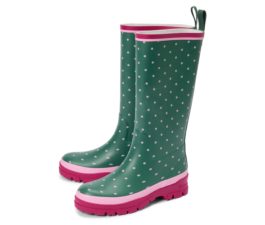 Zwei grüne Gummistiefel mit rosa Punkten stehen auf einem weißen Hintergrund.