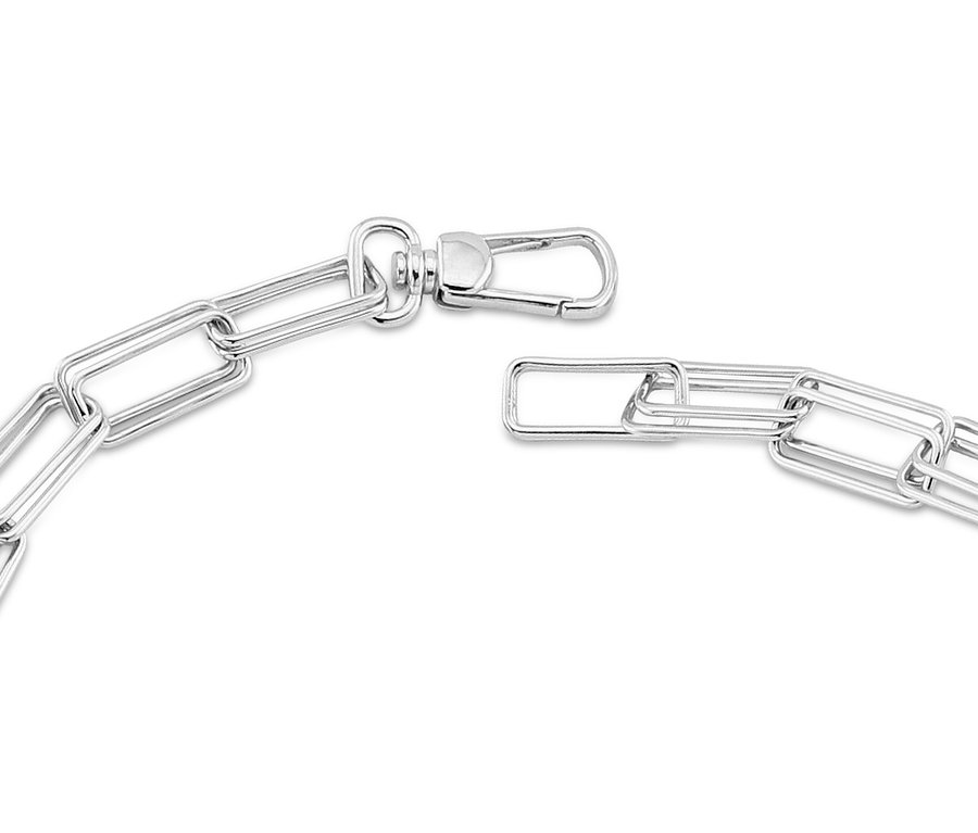 Nahaufnahme einer silberfarbenen Halskette mit rechteckigen Gliedern und offenem Verschluss vor weißem Hintergrund.