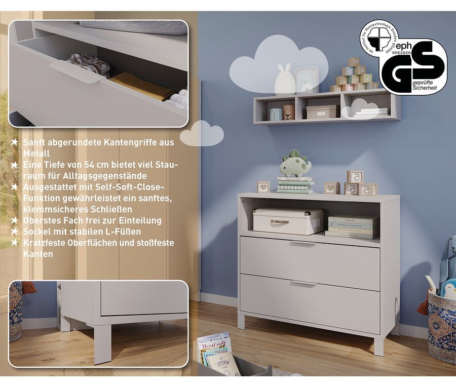 Graue Kommode mit zwei Schubladen und offenem Fach, darauf Deko. An der Wand ein Regal mit Fächern. Produkt: Set »Alkmaar«, Kommode und Wickelaufsatz.