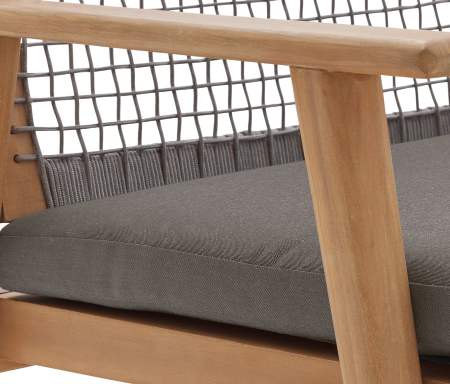 Nahaufnahme eines Stuhls mit Holzrahmen, grauer Kordelbespannung und grauem Kissen.