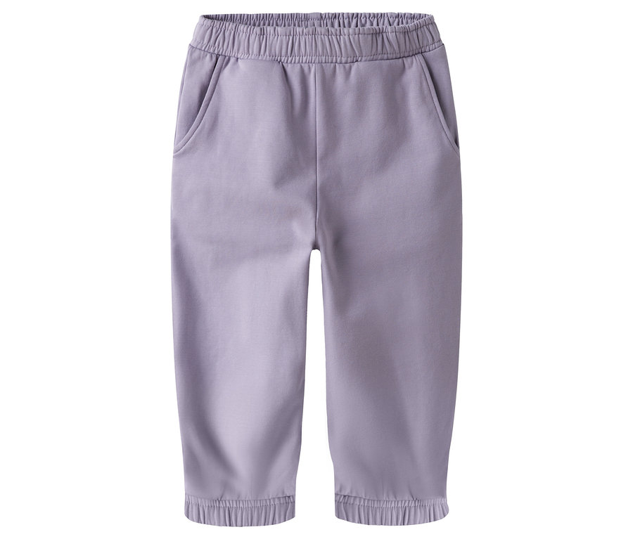 Eine lila NAME IT Sweathose liegt vor einem weißen Hintergrund.