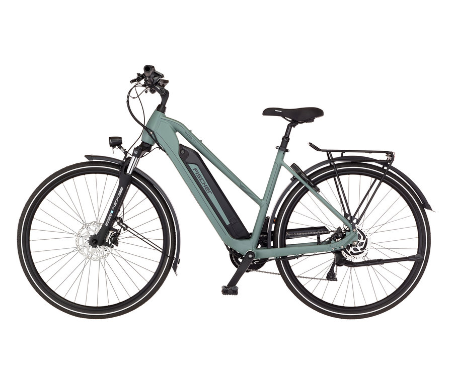 Ein grünes FISCHER Trekking E-Bike VIATOR 2.1 ACTIVE, entweder 55 cm oder 45 cm, steht auf einem weißen Hintergrund.