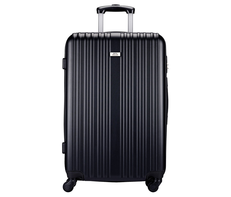 Schwarzer Rollkoffer mit Teleskopgriff vor weißem Hintergrund.