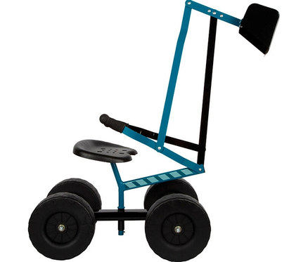 Ein blauer und schwarzer small foot Bagger mit Rädern, von der Seite. Er hat vier schwarze Räder, einen schwarzen Sitz und eine Schaufel.