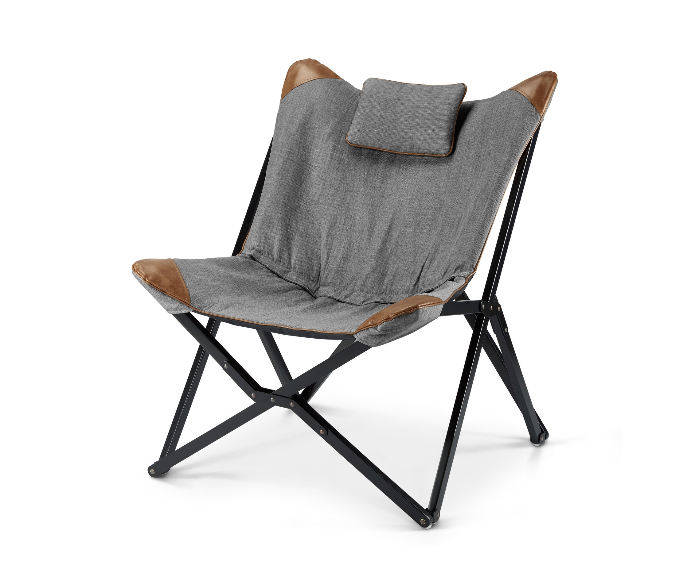 Ein grauer Lounge-Chair-Relaxsessel mit Lederakzenten und schwarzem Rahmen.