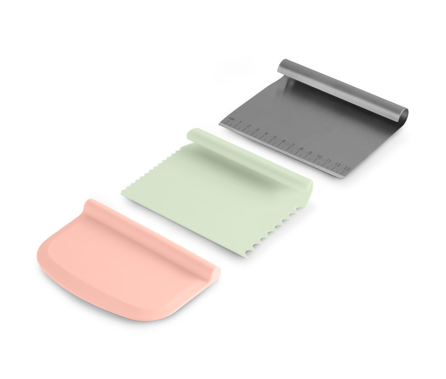 Profi-Backhelfer-Set: Metallschaber mit Messskala, grüner und pfirsichfarbener Schaber.
