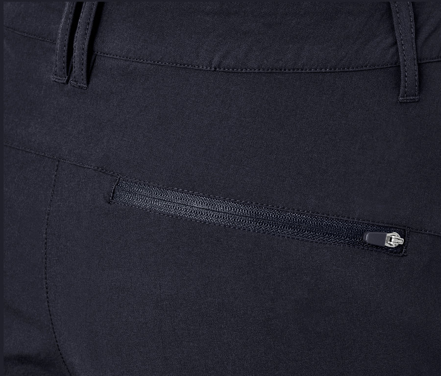 Detailaufnahme einer Softshell-Hose mit Reißverschlusstasche.