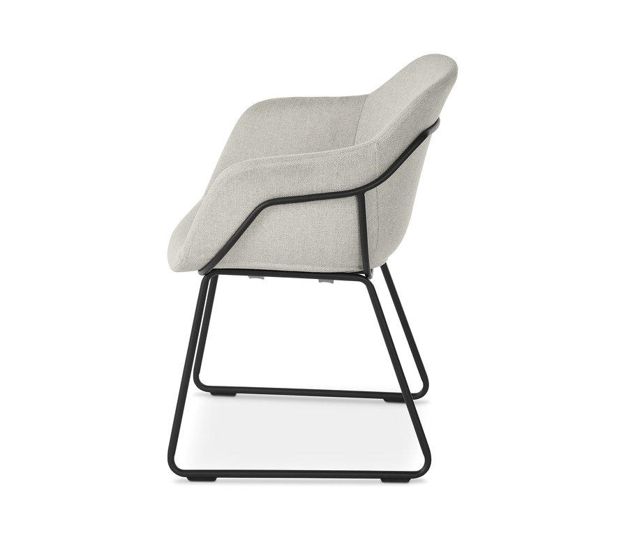 Beiger, gepolsterter Schalenstuhl mit Metallbeinen.