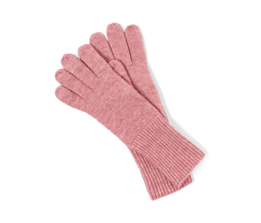Ein Paar roséfarbene Strickhandschuhe mit Wolle liegen übereinander.