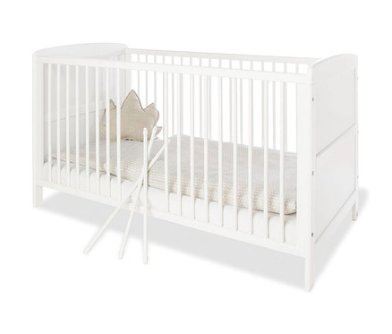 Weißes Pinolino Set »Viktoria« Kinderbett mit hellbraunem kronenförmigen Kissen und weißer Punktdecke.