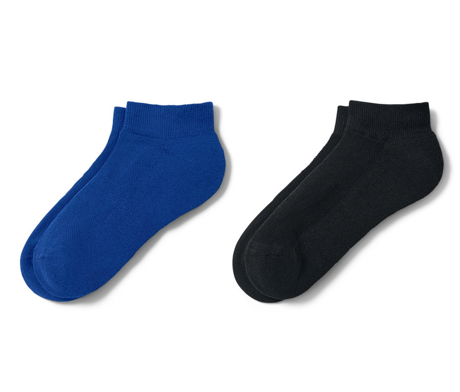 Zwei Paar Funktions-Sportsocken liegen nebeneinander, ein Paar blau und ein Paar schwarz.