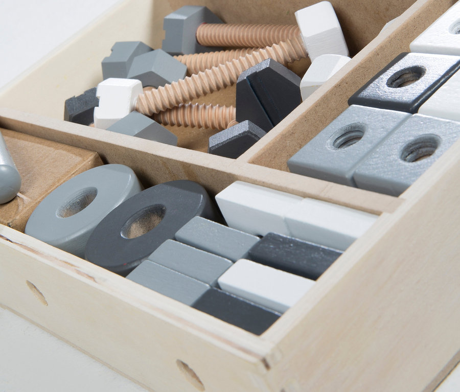 Nahaufnahme eines hellen Holzsortierkastens gefüllt mit dem 48-teiligen roba Holzbaukasten, der Schrauben, Muttern und Blöcke in Grau- und Weißtönen enthält.