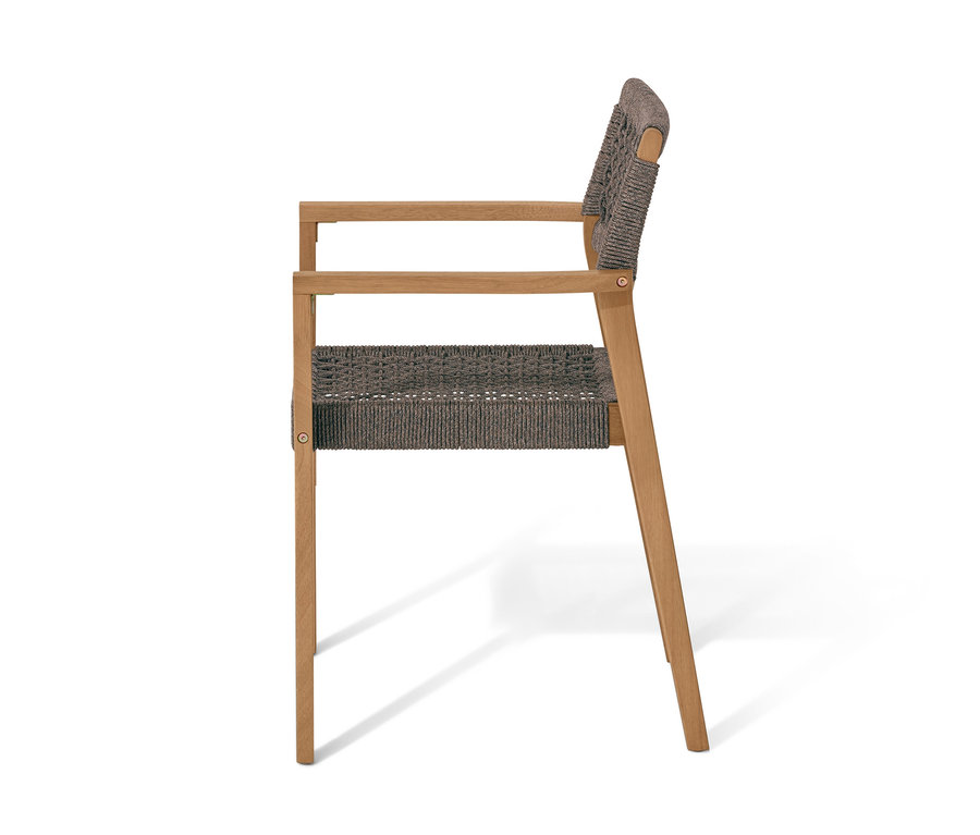 Seitenansicht eines stapelbaren Dining-Stuhls mit Textilgeflecht.