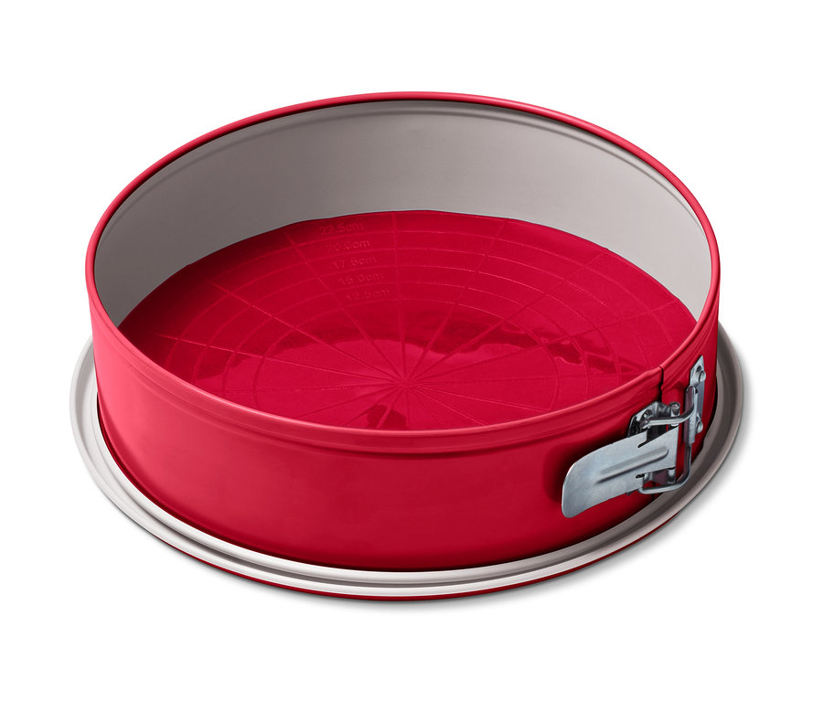 Eine rote Dauerbackmatte liegt in einer runden Backform.