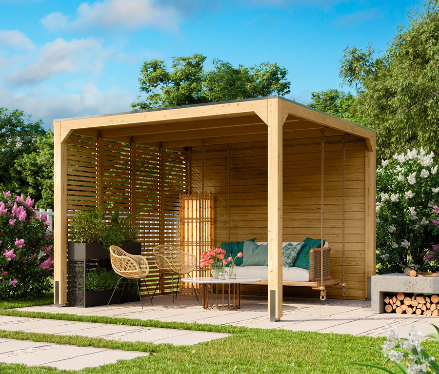 Ein Gartenpavillon mit Sitzgelegenheit und Feuerstelle auf einer gepflasterten Terrasse. Im Hintergrund der Karibu Pavillon »Markaska«