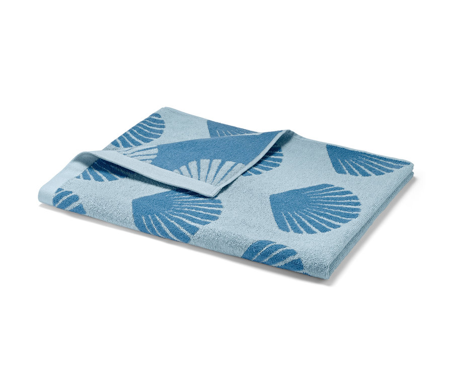 Helles blaues XL-Badetuch mit blauem Muschelmuster.