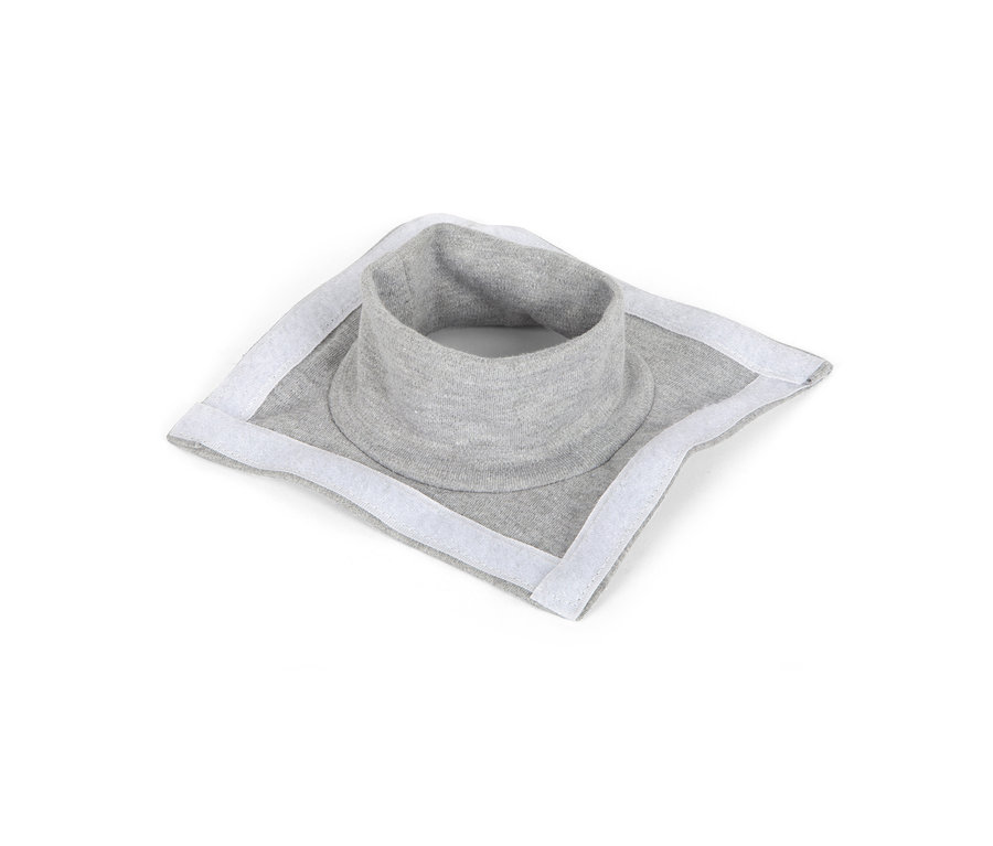 Grauer Stoffkragen mit Klettverschluss, vermutlich Teil des Sets small foot Sinnes-und-Fühl-Box »Sensory«.