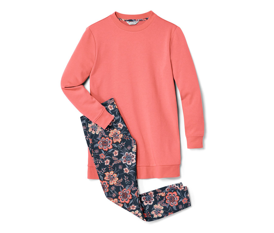 Ein Leggings-Pyjama in Rosa mit Blumenmuster.