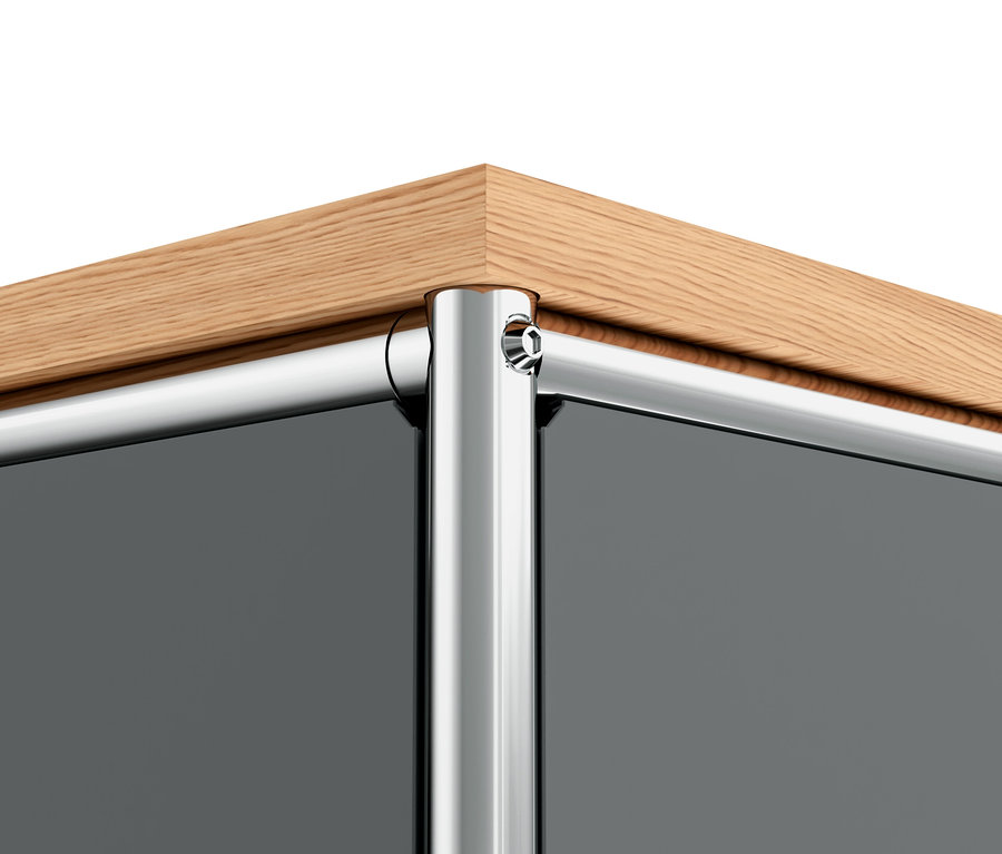 Detail eines grauen Sideboard Metall »CN3« mit Holzplatte.
