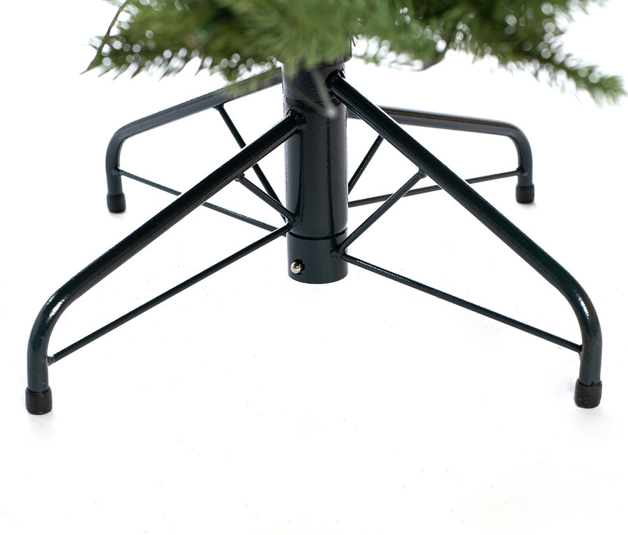 Nahaufnahme des grünen Metallständers des künstlichen Weihnachtsbaums „Roswell“ mit LED-Lichterkette, 150 cm auf weißem Hintergrund.