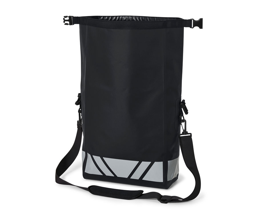 Eine schwarze, wasserfeste Rad-und-Umhängetasche mit reflektierenden Elementen.