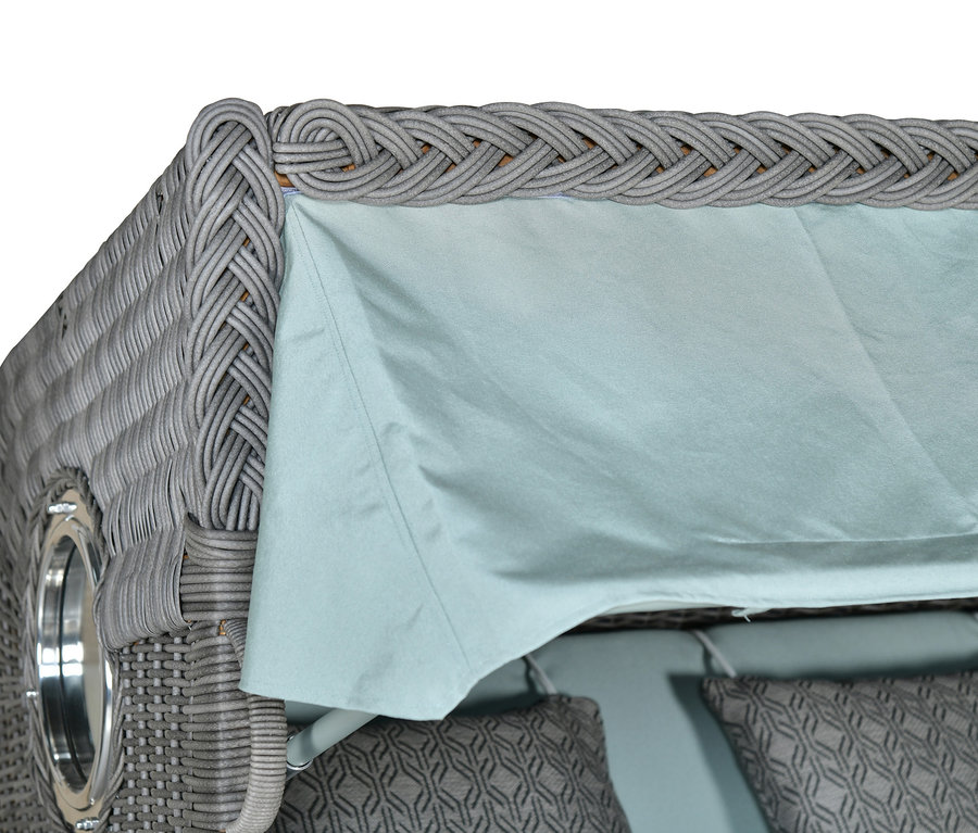 Detailansicht eines grauen deVries Teak-Strandkorbs, 2-Sitzer, mit blauem Verdeck und Kissen.