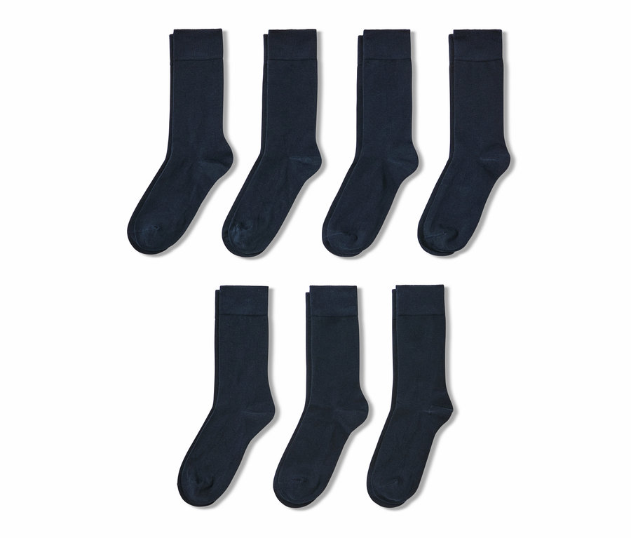 Sieben Paar Socken.